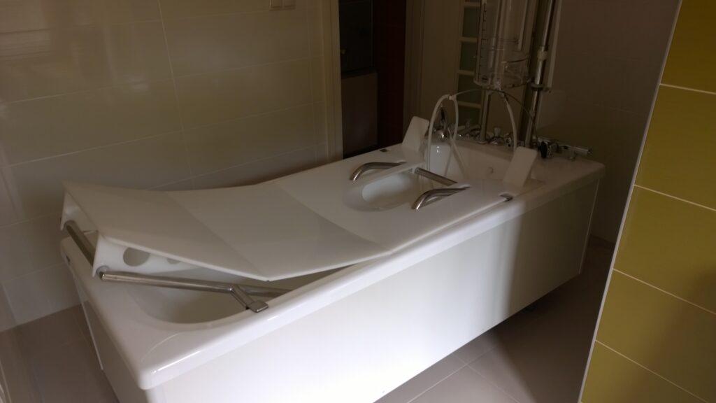 Лежак проктологический  для ванны Unbescheiden  (Модель 1.6-1) – исполнение для отпуска процедуры гинекологических орошений