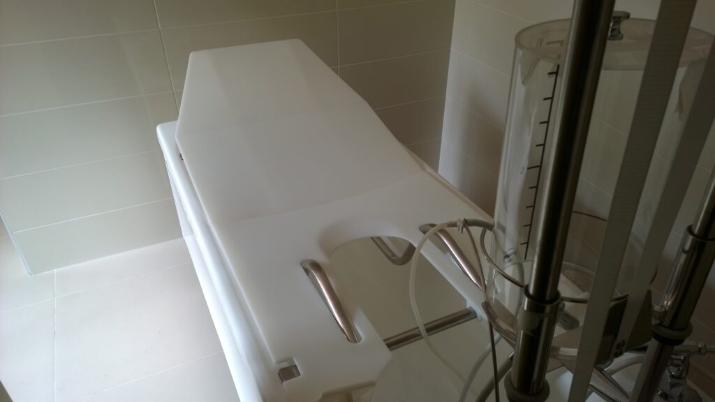 Лежак проктологический для ванны Unbescheiden (Модель 1.6-1) – исполнение для отпуска процедуры гинекологических орошений