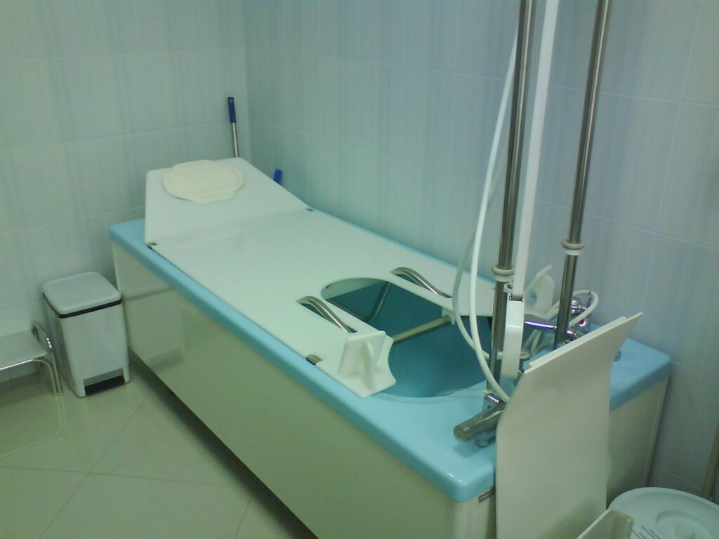 Лежак проктологический  для ванны Unbescheiden  (Модель 1.6-1) – исполнение для отпуска процедуры кишечных  орошений