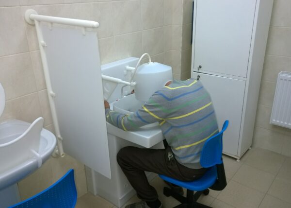 Изделия для орошения головы минеральной водой